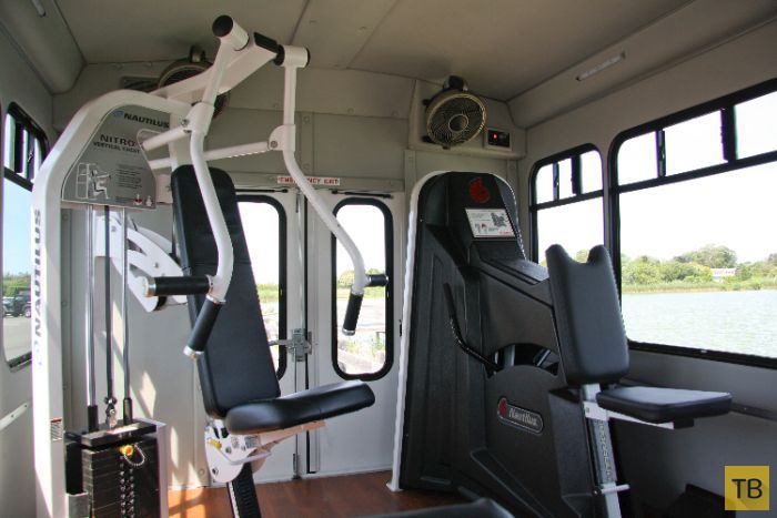 Автобус - мобильный тренажерный зал (9 фото)