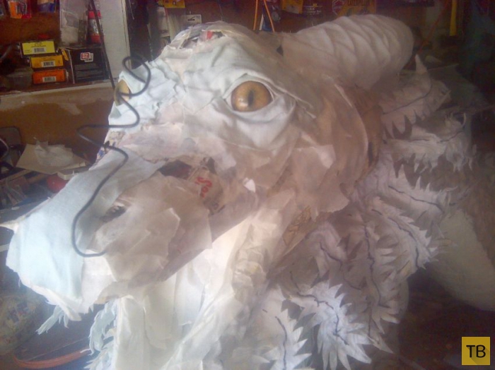 Невероятная скульптура дракона, сделанная Бриттани Остин из папье-маше (12 фото)