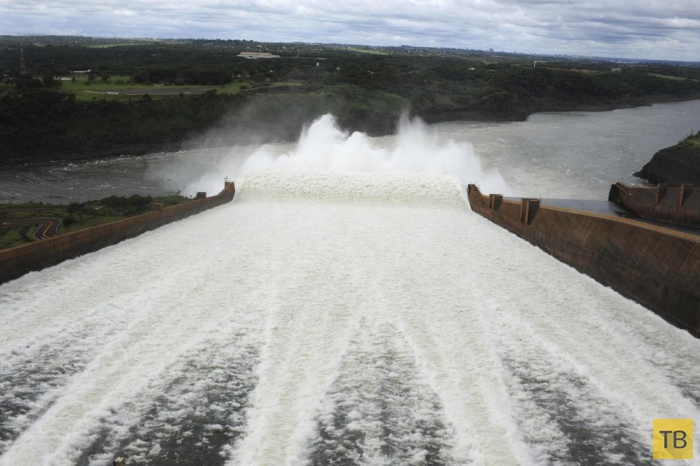 Гидроэлектростанция Итайпу на границе Бразилии и Парагвая (7 фото)