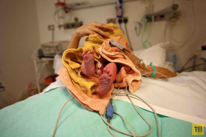 Трогательные фотографии мам и новорожденных (40 фото)