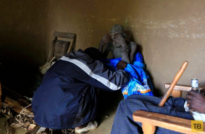 Ритуал обрезания в Кении (17 фото)
