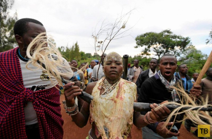 Ритуал обрезания в Кении (17 фото)