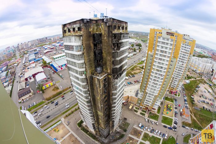 Пожар в новой высотке в Красноярске тушили при помощи вертолетов МЧС (16 фото)