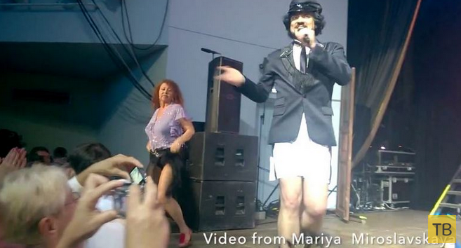 Киркоров во время концерта раздел поклонницу до нижнего белья (5 фото)