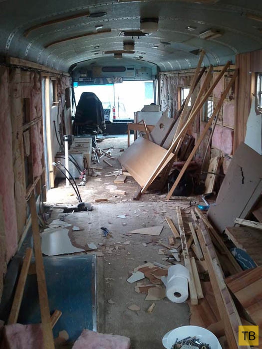 Семья с 4 детьми превратила школьный автобус в невероятный дом на колесах (11 фото)