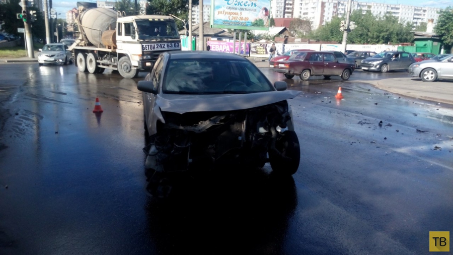 Водитель "Nissan Sunny" выехал на красный свет и спровоцировал столкновение с тремя машинами... ДТП на пересечении улиц Копылова-Киренского, г. Красноярск