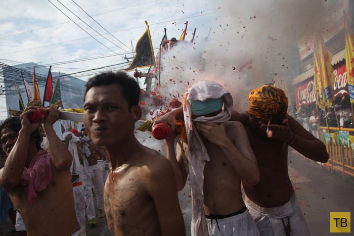 Шокирующий Вегетарианский фестиваль в Таиланде (15 фото)