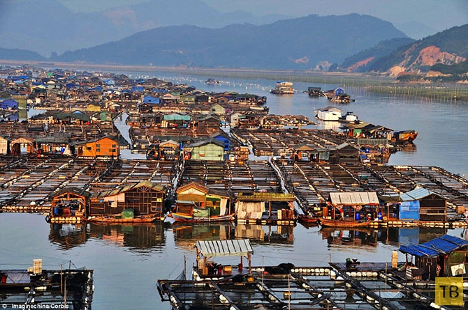 Невероятные плавающие города Китая (12 фото)
