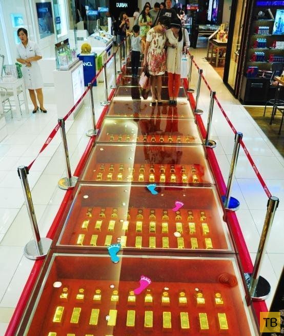 В китайском торговом центре пол выложили слитками чистого золота (6 фото)