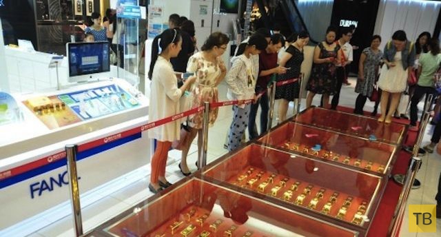 В китайском торговом центре пол выложили слитками чистого золота (6 фото)