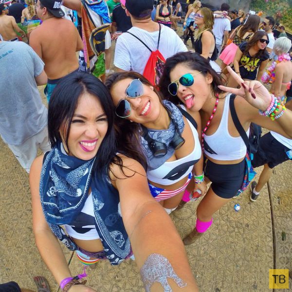Девушки с фестиваля "Tomorrowland 2014" (38 фото)