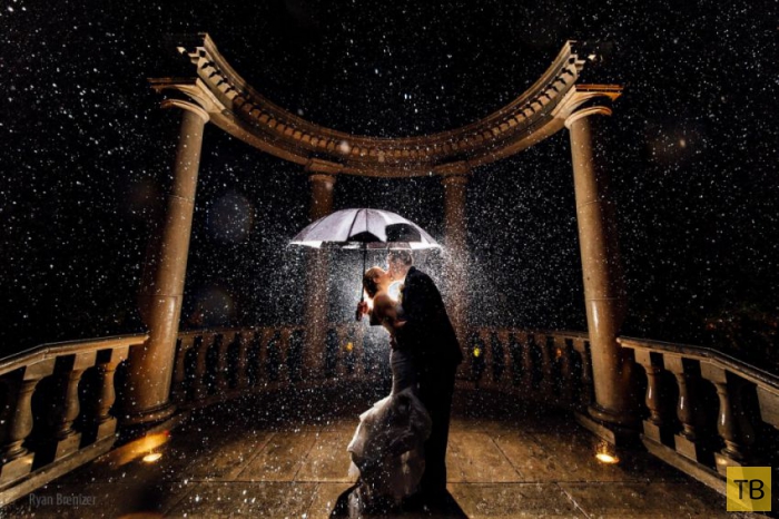 Молодожены, которые не испугались дождя в день своей свадьбы (20 фото)