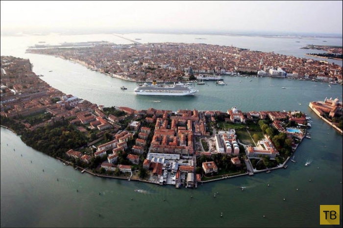 Круизный лайнер в Венеции (7 фото)