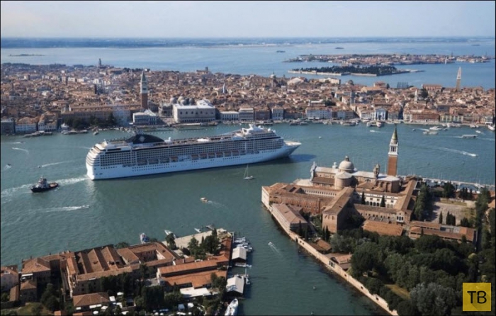 Круизный лайнер в Венеции (7 фото)