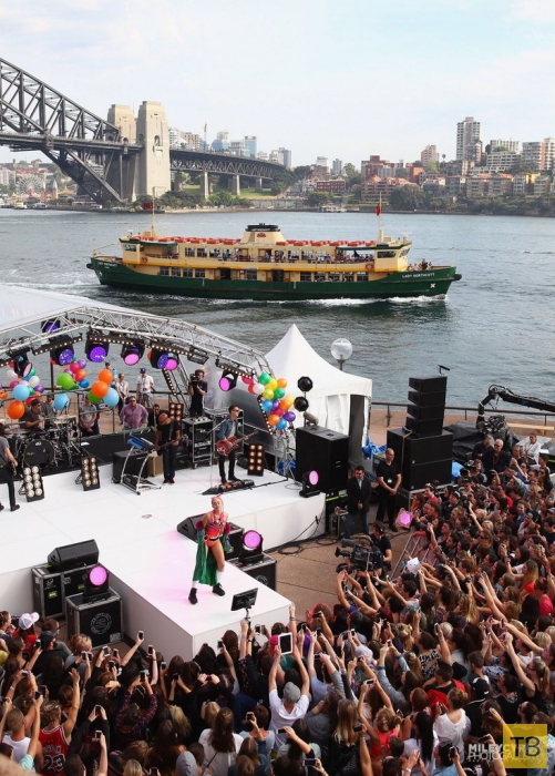 Майли Сайрус выступает на Sunrise Morning TV в Сиднейском оперном театре (11 фото)