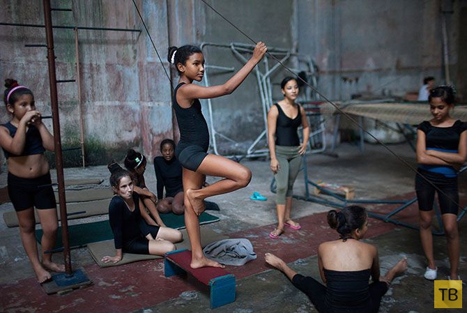 Кубинские детишки осваивают престижную профессию циркача (14 фото)