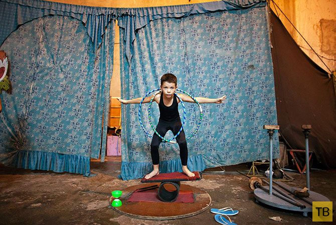 Кубинские детишки осваивают престижную профессию циркача (14 фото)