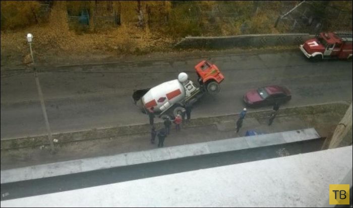 В Воронеже бетономешалка «КАМАЗ» провалилась под асфальт (7 фото)