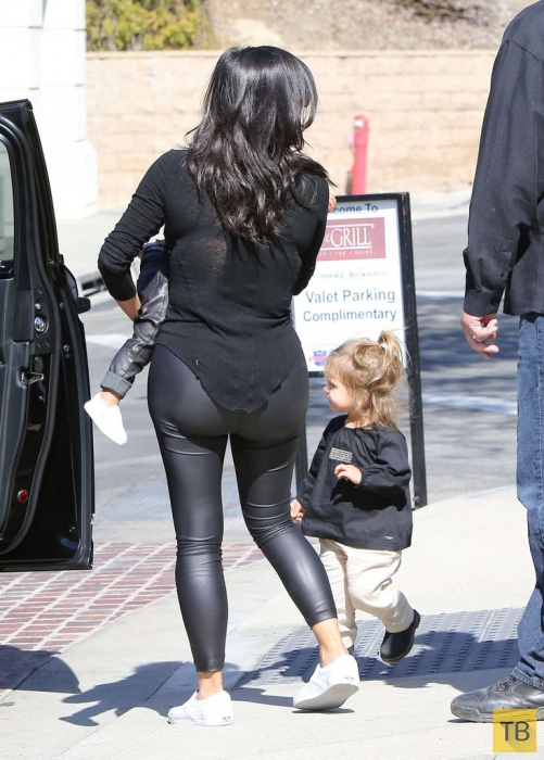 Ким Кардашян на прогулке с детьми (9 фото)