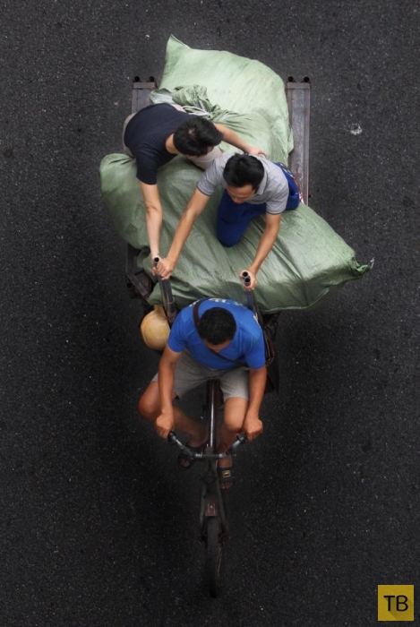 Трехколесные велосипеды и мопеды - основной вид транспорта в китайских торговых районах (12 фото)