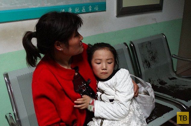Китайская поилка захватила девочку (6 фото)