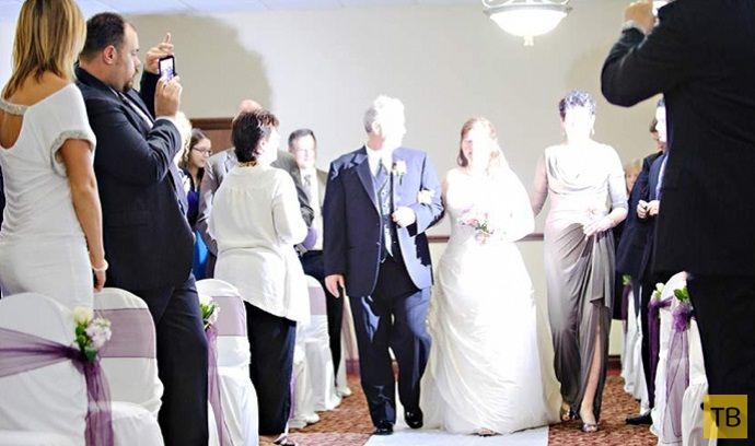 За что свадебные фотографы ненавидят гостей (7 фото)