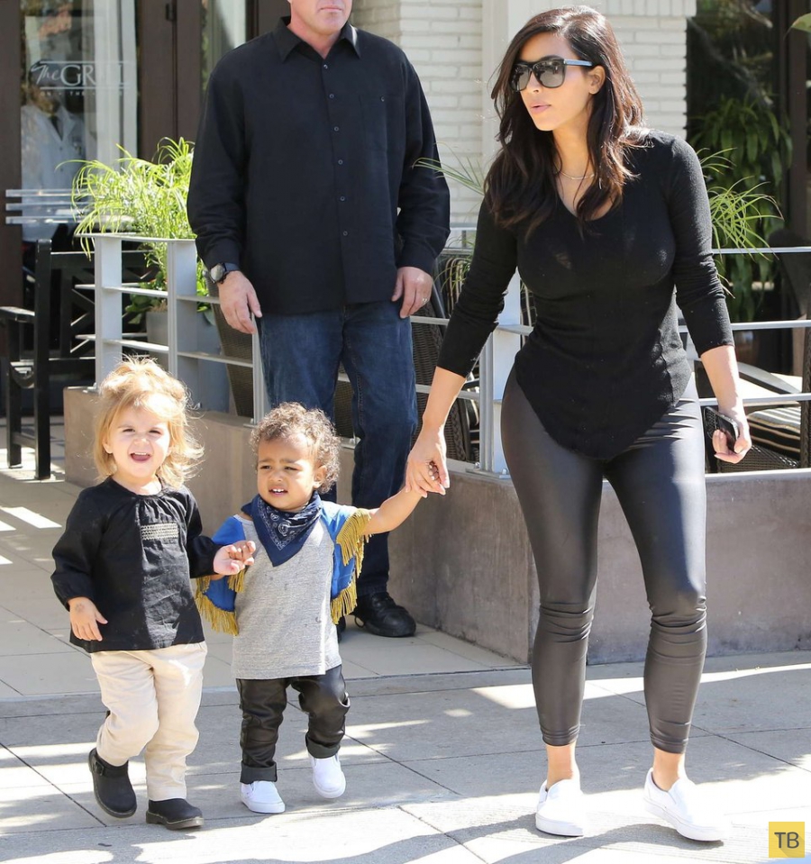 Ким Кардашян на прогулке с детьми (9 фото)