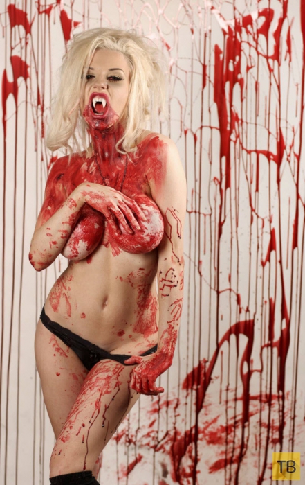 Кровавая фотосессия молодой секс-бомбы Кортни Стодден (9 фото)