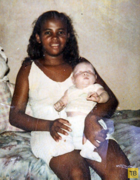 Бразильская мамаша родила тройню альбиносов (11 фото)