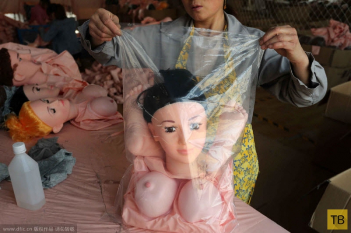 Китайская фабрика надувных кукол (8 фото)