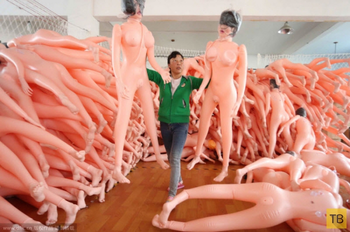 Китайская фабрика надувных кукол (8 фото)