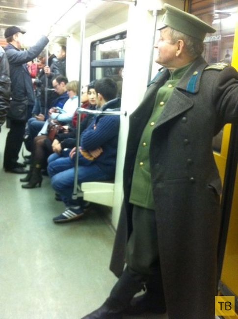 Шедевры моды в метро (35 фото)